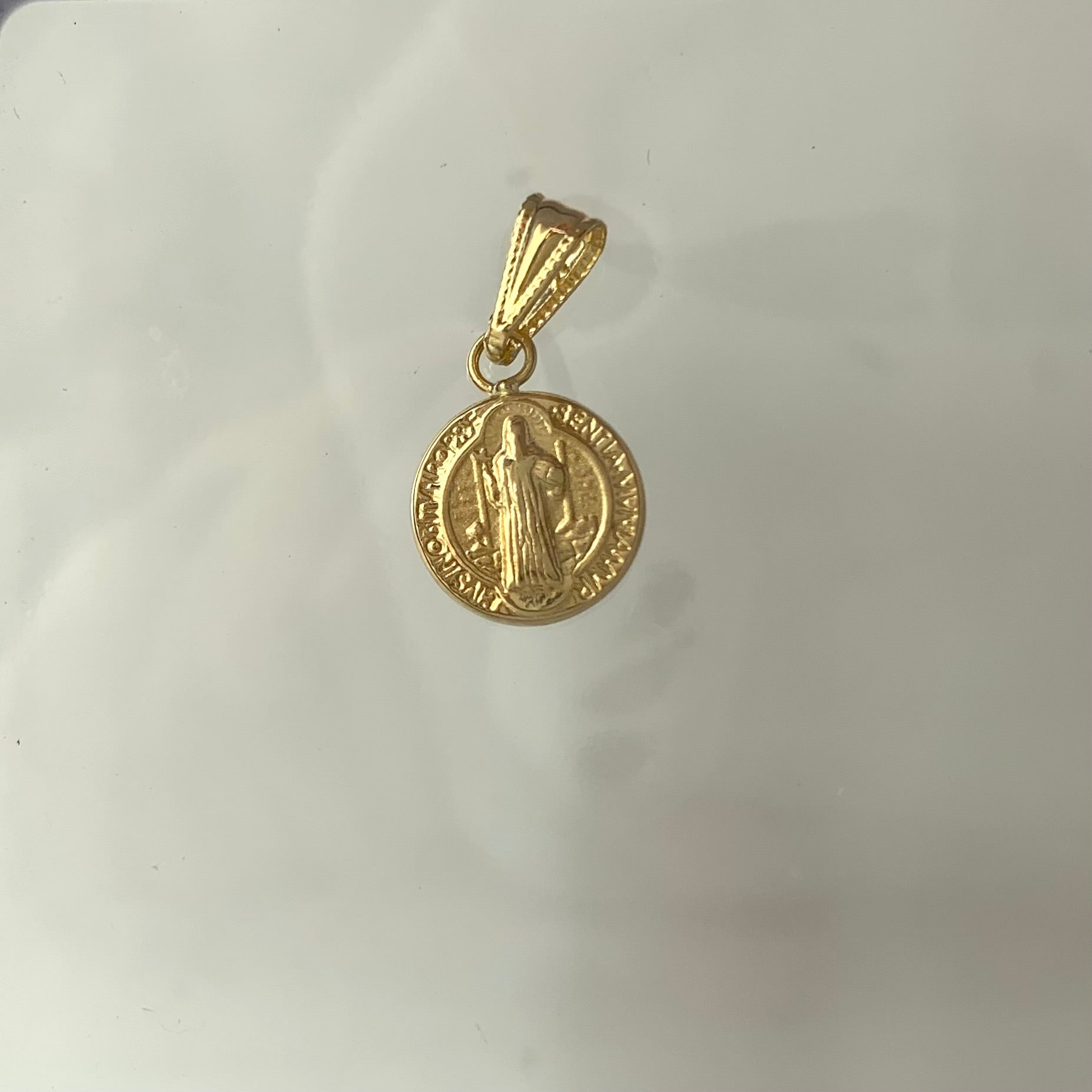 DIJE SAN BENITO  ORO AMARILLO 18K 0,85 GR / 1,2 MM / 1,5 CM BROCHE