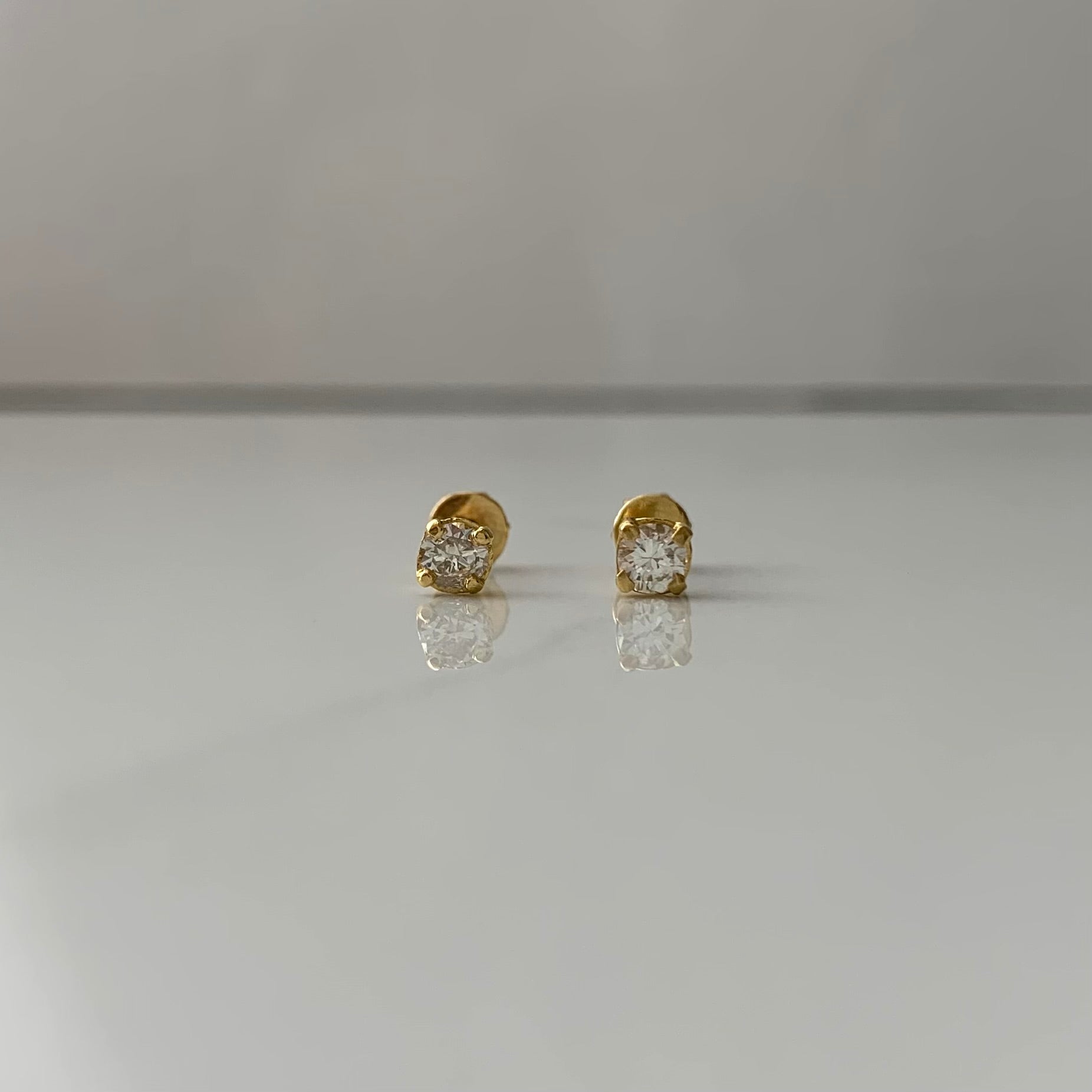 TOPOS 0.24CT DIAMANTE * ORO AMARILLO 18K 0,7 GR / 3,5 MM  *