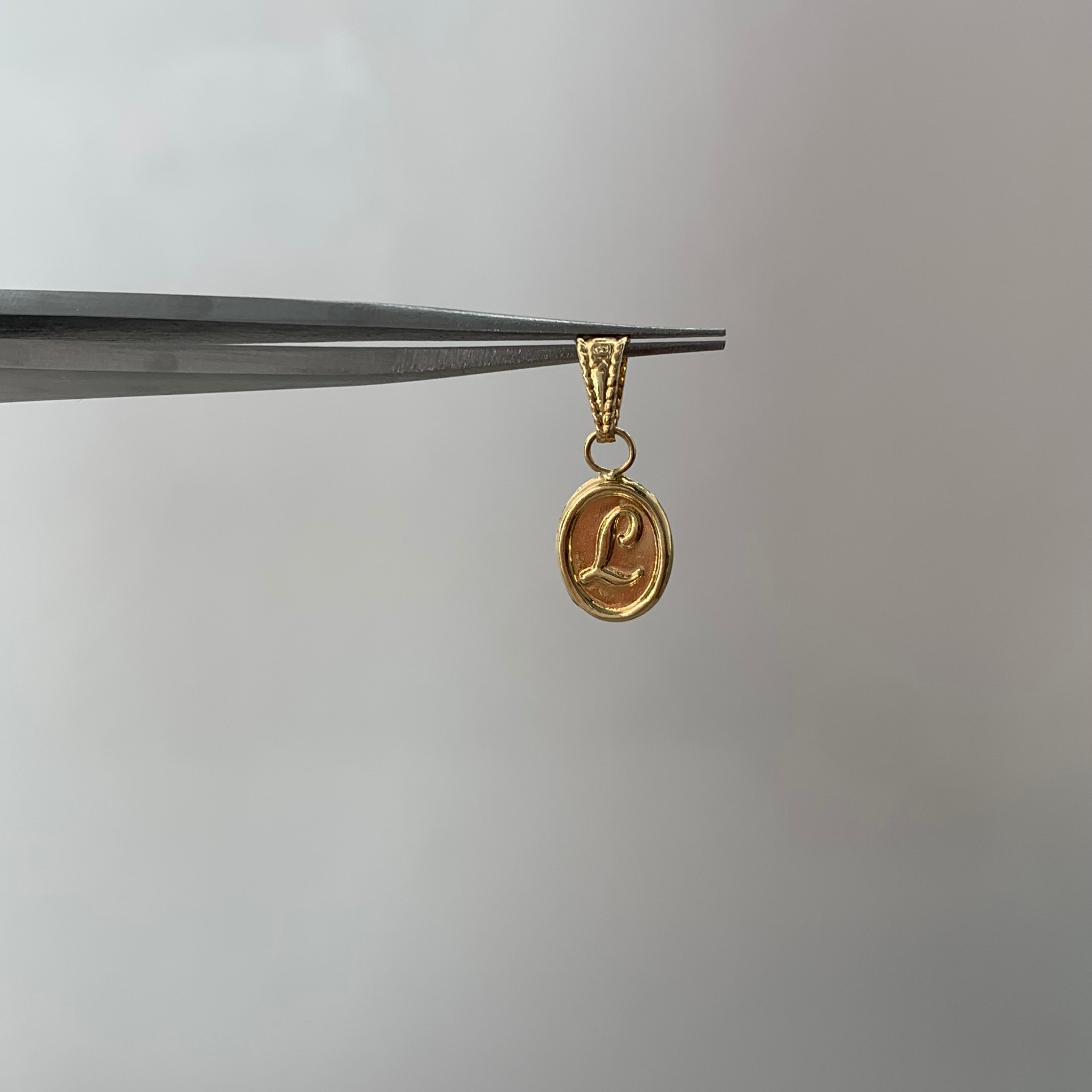 DIJE LETRA N ORO AMARILLO 18K 0,41 GR / 0,7 MM / 1,2 CM