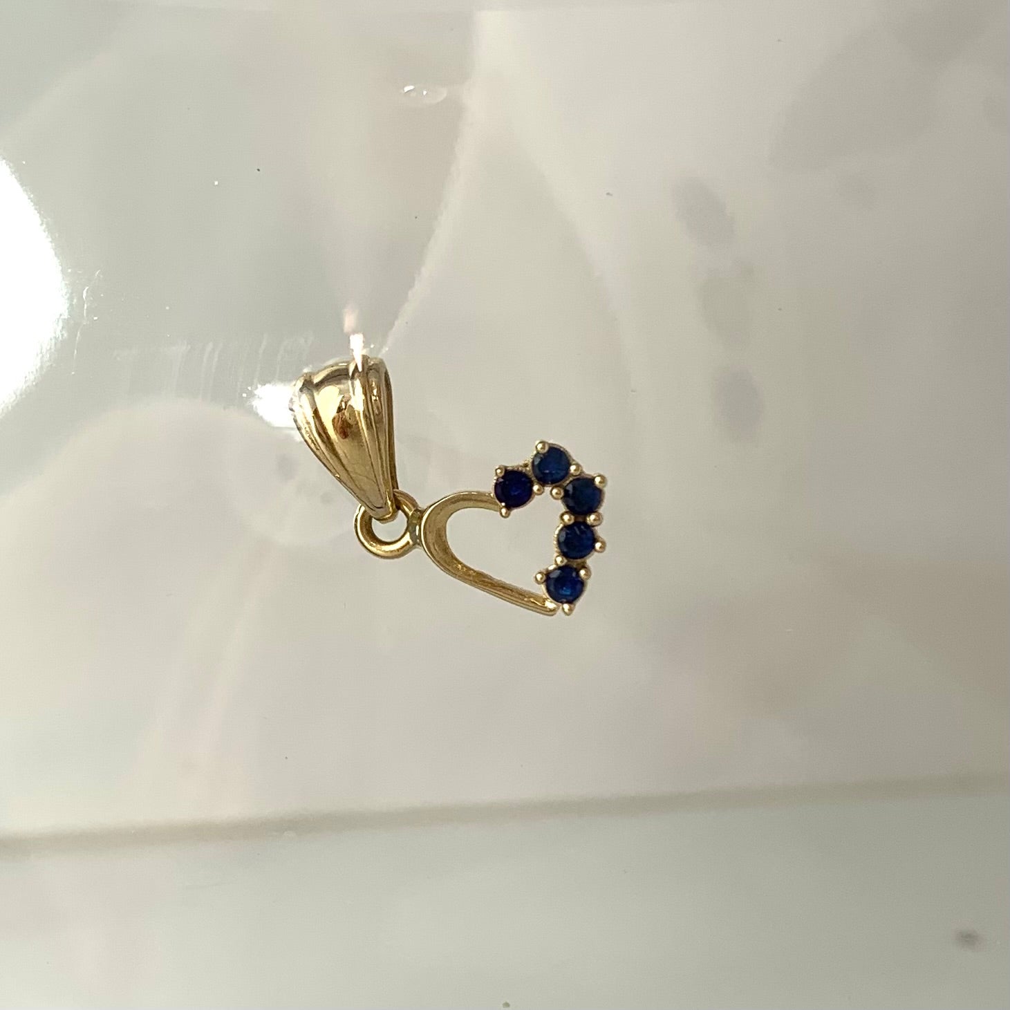 DIJE CORAZON BORDE CIRCONES AZULES  ORO AMARILLO 18K 1,05 GR / 1,1 CM