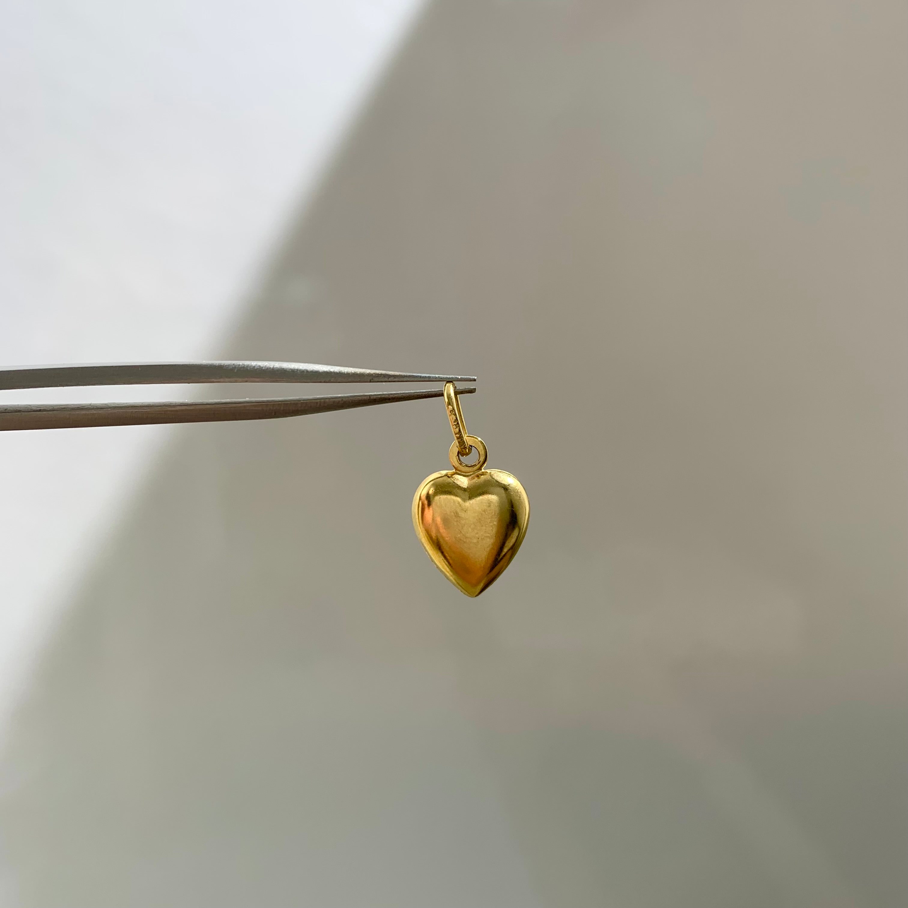 DIJE CORAZON PUNTEAGUDO  ORO AMARILLO 18K 1 GR / 1,5 CM  BROCHE